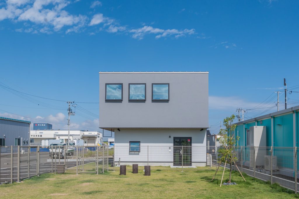 海辺に建つオフィスとドッグラン